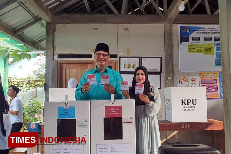 Cawabup Lombok Utara Junaidi Arif bersama Istri Salurkan Hak Pilih di TPS 05 Desa Bentek